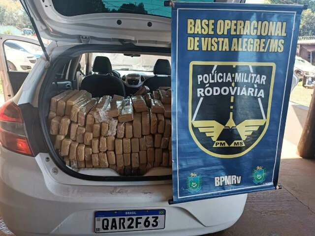 Motorista &eacute; preso com carro roubado carregado de maconha