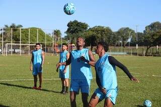 Jogadores do Operário treinando para partida diante do Patrocinense (Foto: Divulgação/Operário)