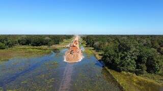 Obra da empresa ALS abre estrada em meio as águas do Pantanal: Adeus ao isolamento (Foto: Divulgação)