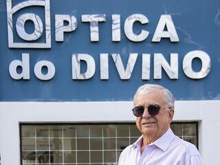 O fundador da empresa, Divino Luiz de Oliveira, 74 anos, é o responsável pelo sucesso da óptica que conquistou Mato Grosso do Sul. (Foto: Divulgação)