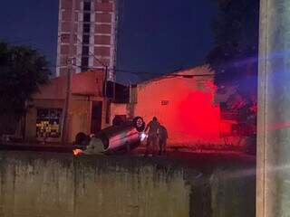 Veículo atingiu árvore e capotou durante a noite deste sábado (20). (Foto: Direto das Ruas)