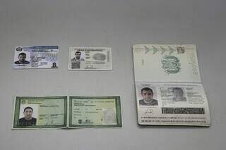 Documentos falsos apresentados pelo boliviano. (Foto: Paulo Francis/Arquivo)