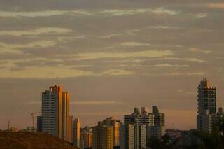 Amanhecer com nuvens no céu visto da região do Jardim dos Estados (Foto: Marcos Maluf)