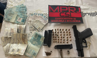 Dinheiro, armas e munições que foram apreendidos durante a operação deflagrada pelo Gaeco (Foto: divulgação)
