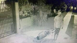 Câmera de segurança flagra o furto de um botijão de gás, no bairro Tiradentes. (Foto: Direto das Ruas)