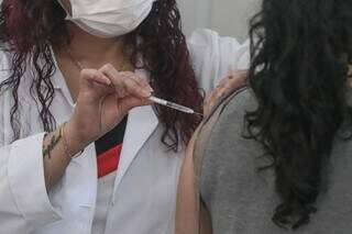 Mulher recebe vacina contra a gripe em posto de saúde de Campo Grande. (Foto: Marcos Maluf)