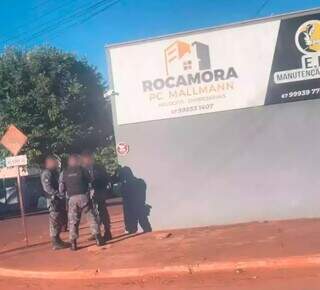 Policiais do Batalhão de Choque em frente à Rocamora, empresa investigada em Sidrolândia, no dia 18. (Foto: Direto das Ruas)