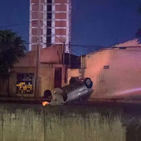 Ve&iacute;culo capota ap&oacute;s atingir &aacute;rvore na Avenida Ernesto Geisel