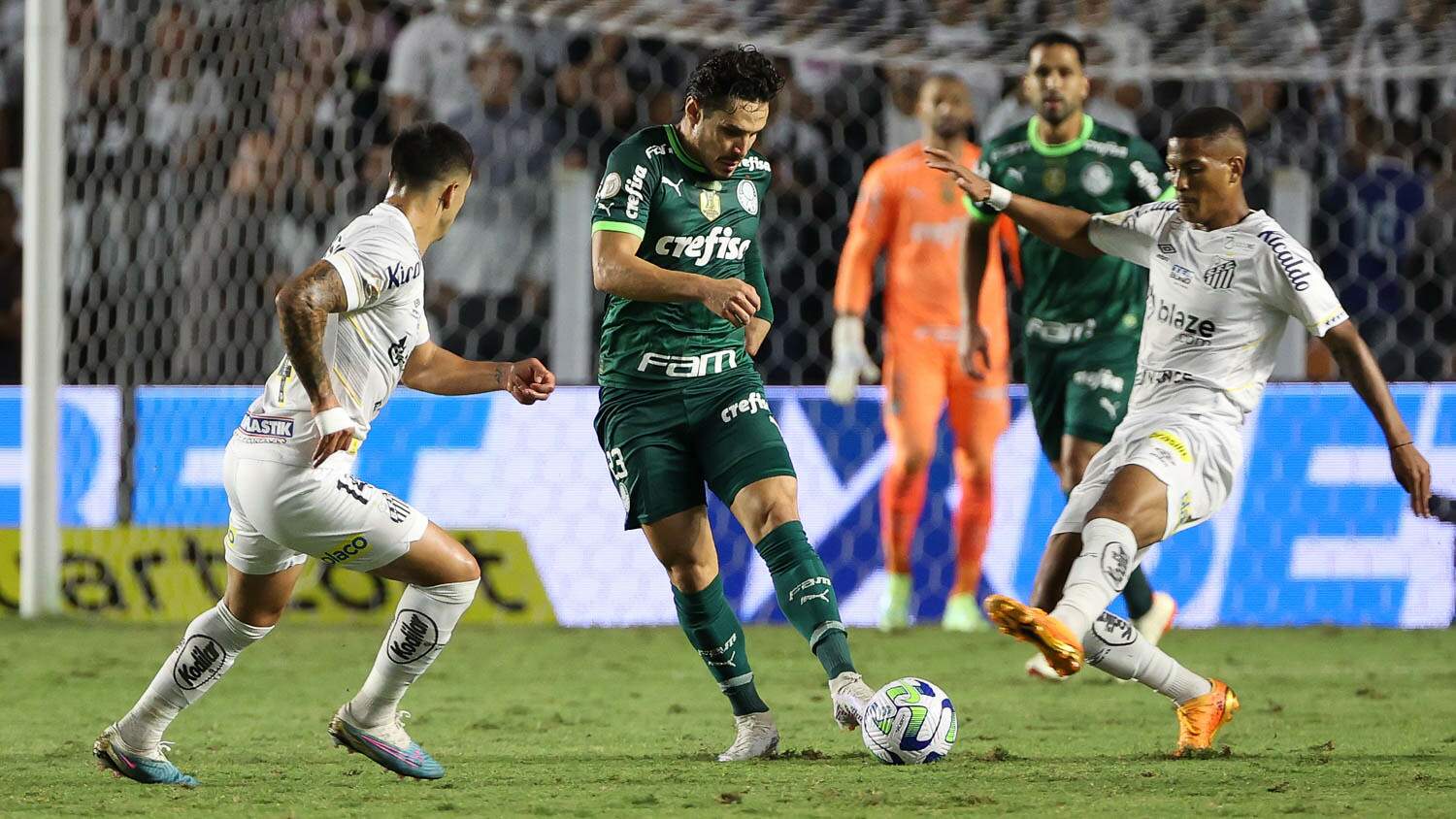 Empate sem gols marca clássico entre Palmeiras e Santos no Brasileirão