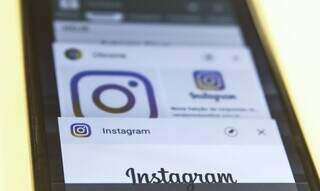 Usuário tenta abrir página do Instagram pelo aparelho celular. (Foto: Marcelo Casal Jr./Agência Brasil)