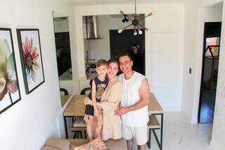 Jhonatan, Aniele e o filho moram em condomínio do Bairro Parati.(Foto: Juliano Almeida)