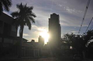 Céu com poucas nuvens e manhã de sol, no Bairro Jardim dos Estados (Foto: Paulo Francis)