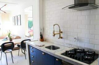 Cozinha tem azulejos metrô tijolinho, bancada de marmore e movel planejado. (Foto: Juliano Almeida)
