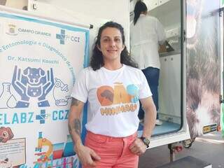 Em fretne ao veículo Castramóvel, a coordenadora do CCZ (Centro de Controle de Zoonoses), Cláudia Macedo. (Foto: Idaicy Solano)