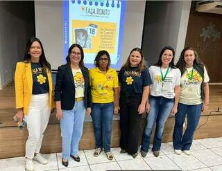 Rosana Boaventura, de camiseta amarela no meio, ao lado de outros integrantes da rede do Comcex/MS. (Foto: Direto das Ruas)