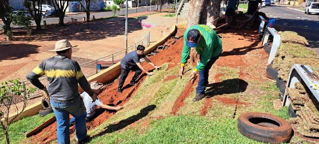 Esperando h&aacute; 2 anos, moradores fazem mutir&atilde;o para conter alagamento na Orla