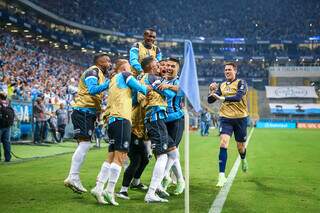 Jogadores comemoram vitória diante clássico Gre-Nal. (Foto: Lucas Uebel/Grêmio)