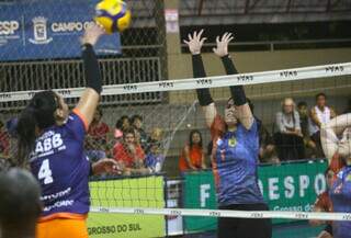 Jogadoras de vôlei durante partida da Copa Pantanal. (Foto: Reprodução/FVMS)