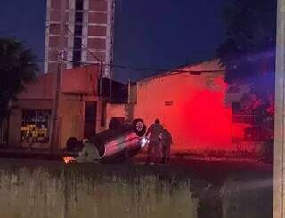 Veículo atingiu árvore e capotou durante a noite deste sábado (20). (Foto: Direto das Ruas)