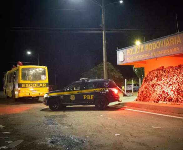 Condutor de &ocirc;nibus escolar &eacute; preso carregando  2,7 toneladas de maconha