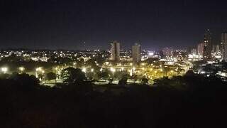 Imagem mostra Parque das Nações iluminado, neste sábado (20) à noite. (Foto: Direto das Ruas)