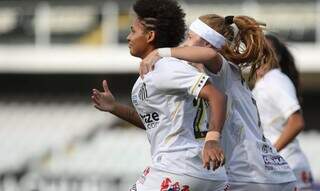 Jogadoras comemoram vitória. (Foto: Pedro Ernesto Guerra/Santos)