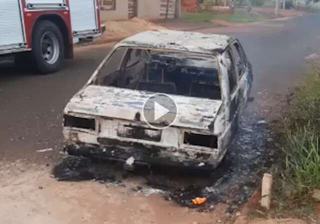 Carro pega fogo e fica totalmente destru&iacute;do; veja o v&iacute;deo 