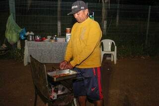 Com experiência em espetinhos, Ari que prepara as carnes. (Foto: Juliano Almeida)