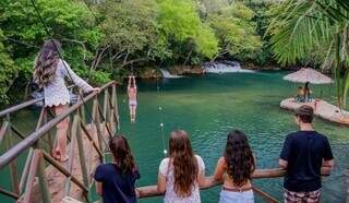 Turistas se divertindo em tirolesa de balneário de Bonito (Foto: Breno Teixeira/Visit MS)