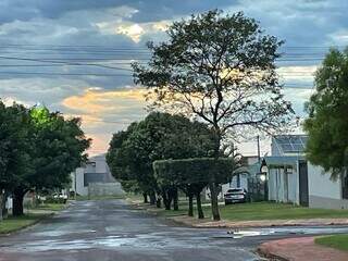 Rua molhada pela chuva nesta manhã no Alto Maracaju (Foto: Hosana de Lourdes/Tudo do MS)