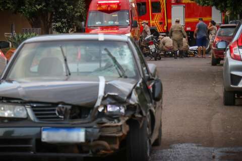 Bombeiro civil bêbado atinge moto e mulher é socorrida com ferimentos graves