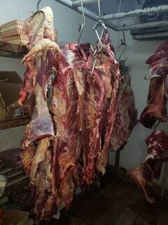 Parte da carne apreendida em Bonito. (Foto: Polícia Civil)