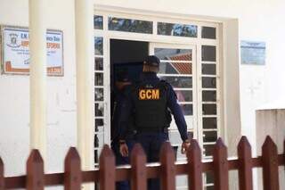 Municipal guards entering the school where the teenager hid.  (Photo: Alex Machado/Archive)