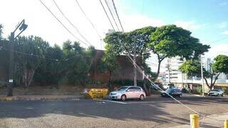 Fios caídos na Rua Espírito Santo, na área Central de Campo Grande. (Foto: Idaicy Solano)