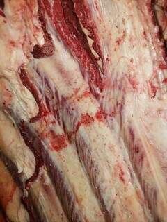 Marcas de corte e de sangue mostram que carne foi abatida fora de frigorífico. (Foto: Polícia Civil)