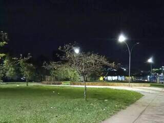 Morador registrou iluminação ativa durante a noite desta segunda-feira (22). (Foto: Direto das Ruas)