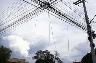 Sempre há fios soltos nos postes no bairro Nova Campo Grande. (Foto: Alex Machado/Arquivo)