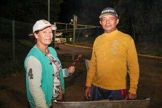 Desde novembro, Tina e Ari montaram espetinho em frente à Rodoviária de Campo Grande. (Foto: Juliano Almeida)