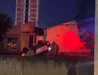 Carro capotado às margens do córrego, na Avenida Ernesto Geisel. (Foto: Direto das Ruas)