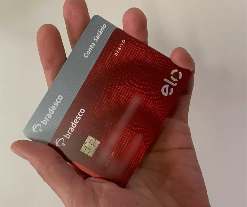 Idoso perde R$ 25 mil após entregar cartão para falso funcionário de banco