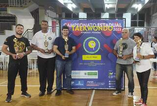 Representantes das equipes participantes com o troféu da competição (Foto: Divulgação)