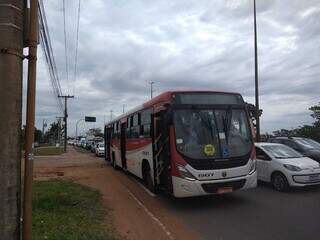 Fila de veículos que se formou na avenida (Foto: Mariely Barros)