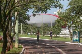 Homem e mulher caminhando no Parque das Nações Indígenas com vista para o Bioparque Pantanal (Foto: Marcos Maluf)