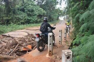 Dois motociclistas se arriscando em passagem (Foto: Paulo Francis)