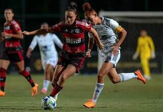 Jogadoras disputam a posse da bola durante partida válida pelo Brasileirão Feminino. (Foto: Ale Torres/CBF)