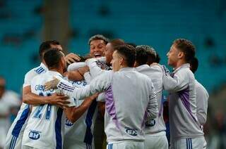Jogadores do Cruzeiro comemoram gol sobre o Grêmio (Foto: Divulgação)
