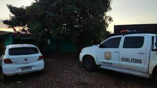 Veículos da Polícia Nacional do Paraguai estacionados em frente a uma das residências usadas como ponto de desbloqueio de veículos roubados. (Foto: Reprodução/PN)