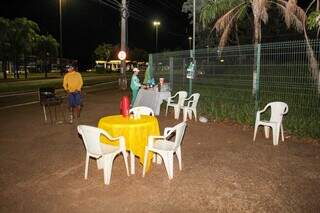 Em frente à rodoviária, eles montaram mesas e cadeiras para receber clientes. (Foto: Juliano Almeida)