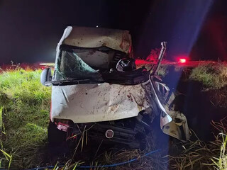 Van destruída após colisão na rodovia de Santa Rita do Pardo. (Foto: Cenário MS)