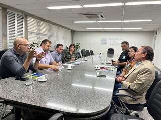 Secretário estadual de Educação, Helio Daher (à esq.), em reunião com o deputado Gerson Claro (à dir.) (Foto: Divulgação)